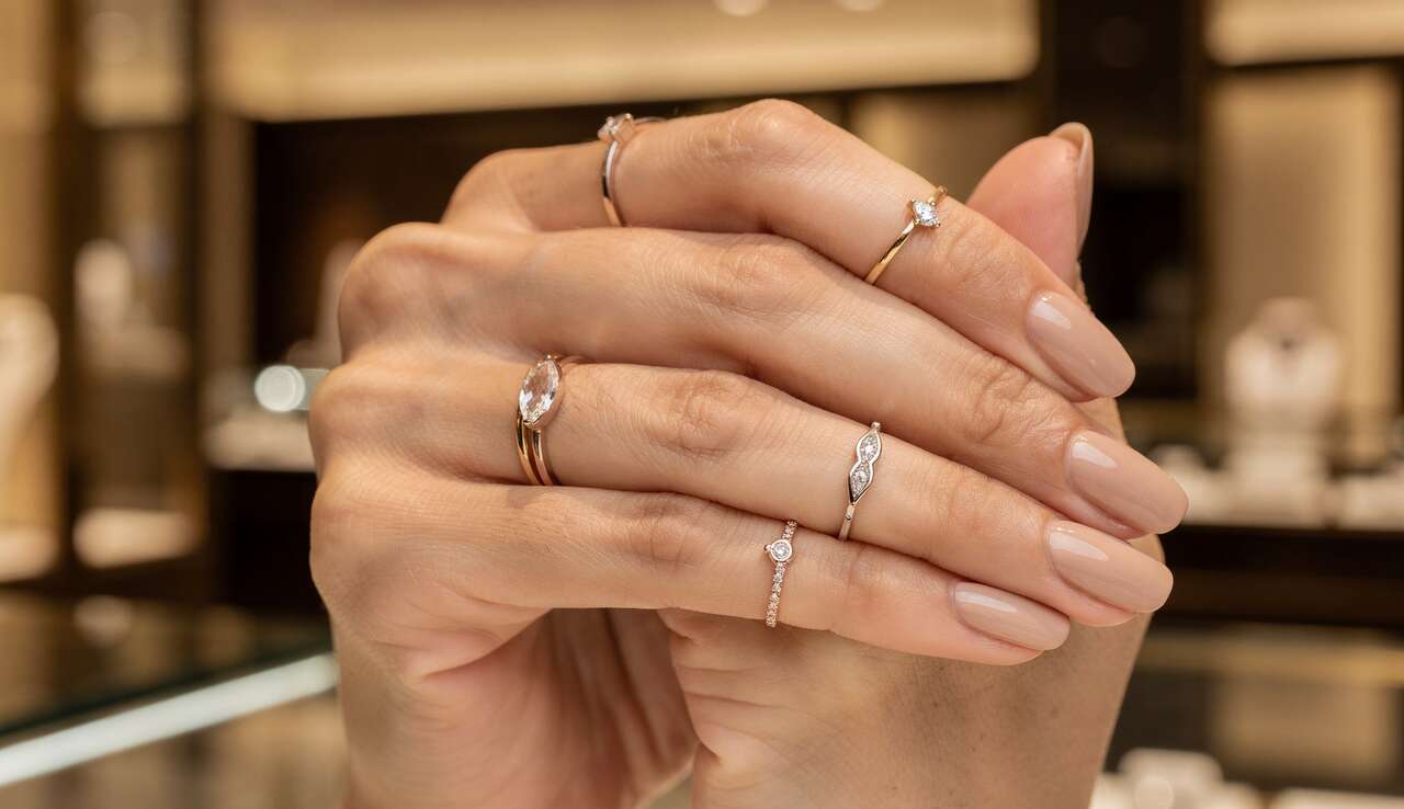 Les meilleures formes de bagues pour allonger visuellement les doigts