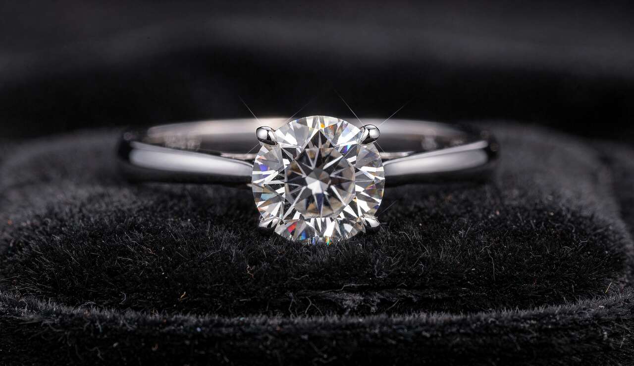 Choisir le poids du diamant : le carat en d&eacute;tail