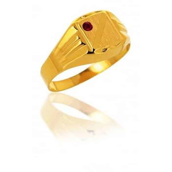 Découvrez la chevalière en or jaune 18 carats ornée de zircone rubis, un bijou d'exception sur AvenueDuBijou. Sophistication et élégance au quotidien  !