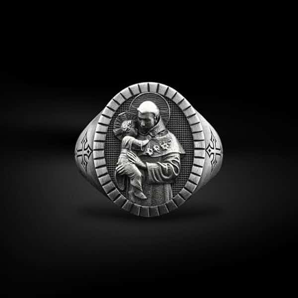 Découvrez notre avis détaillé sur la chevalière St Antoine BySilverStone en argent sterling : un bijou élégant et raffiné pour l'homme moderne.