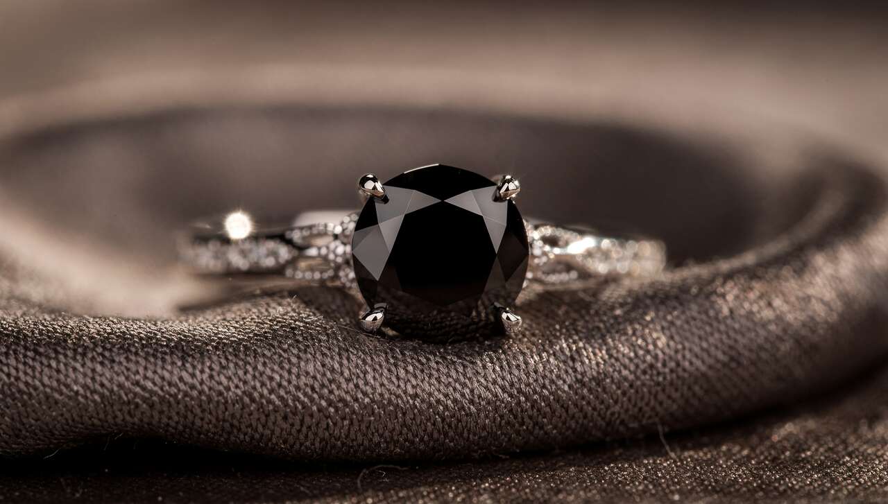 Pourquoi choisir le diamant noir pour vos bijoux
