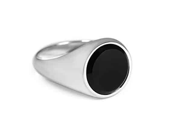 Découvrez notre analyse complète de la bague chevalière pour homme en onyx noire et argent 925 de Sprezzi Fashion. Un bijou d'élégance et de caractère, parfait pour sublimer votre style.