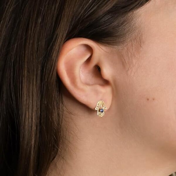 Découvrez notre avis sur les boucles d'oreilles Lucchetta Hamsa en or et saphir : design élégant, qualité et symbolisme vous séduiront  !