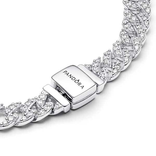 Découvrez notre avis complet sur le bracelet Pandora Timeless orné de zircones cubiques : qualité, design et durabilité du bijou phare de la marque. 