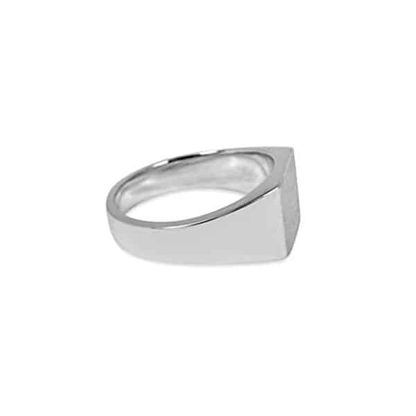 Découvrez notre avis détaillé sur la chevalière minimaliste en argent sterling 925 de fabrication allemande : qualité, design épuré et durabilité. 