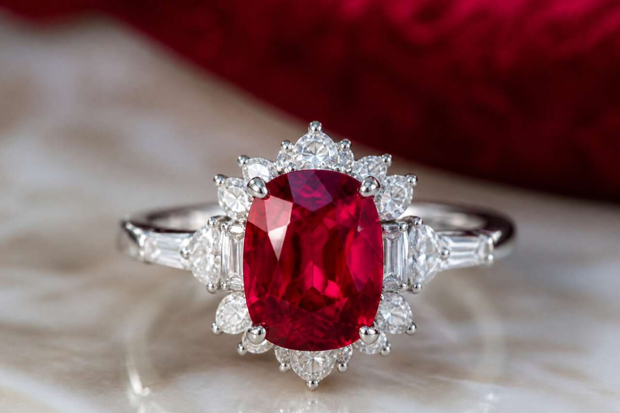 Pourquoi le rubis fascine la haute joaillerie