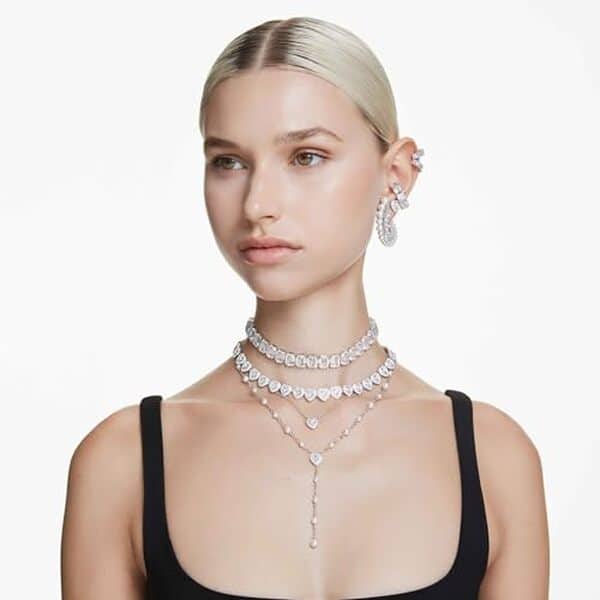 Découvrez notre avis complet sur le bracelet tennis Swarovski x Ariana Grande avec cœur blanc en métal rhodié : design, qualité et prix du bijou incontournable. 