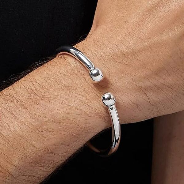 Découvrez notre avis complet sur le bracelet jonc uni Treasure Bay en argent sterling 925 : qualité, design épuré et durabilité pour un accessoire intemporel. 
