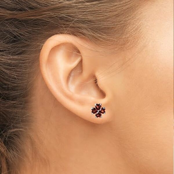 Découvrez notre avis complet sur les boucles d'oreilles Franki Baker silver ice en grenat rouge : design, qualité et prix pour trouver vos bijoux parfaits.