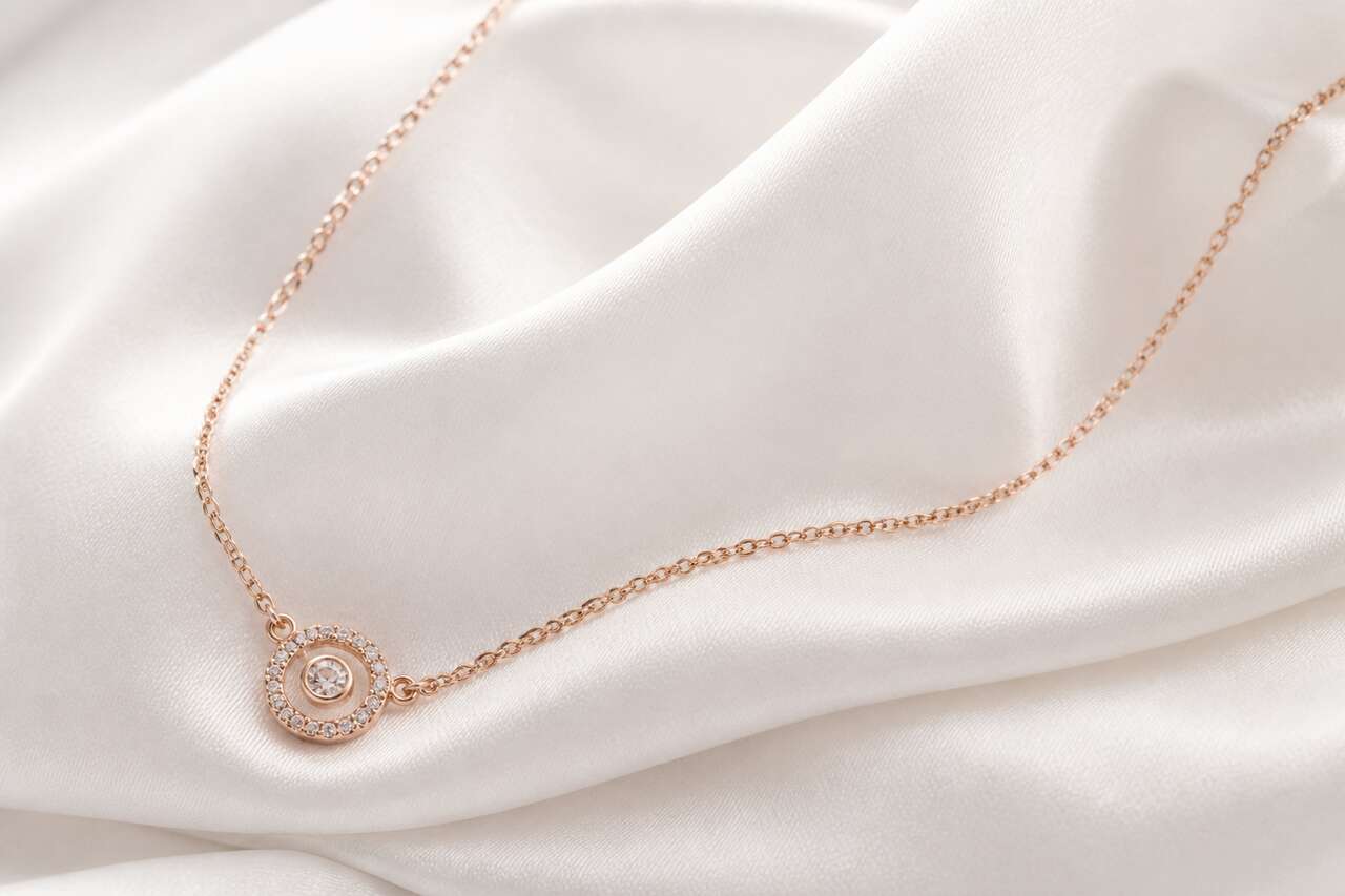 Collier en or rose : découvrez son potentiel insoupçonné
