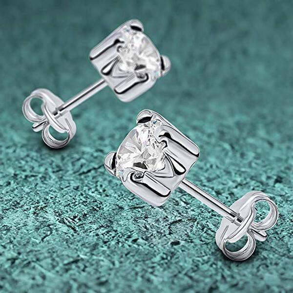 Découvrez notre avis détaillé sur les boucles d'oreilles Miore en or blanc 9KT avec zircon : qualité, prix et satisfaction client analysés.